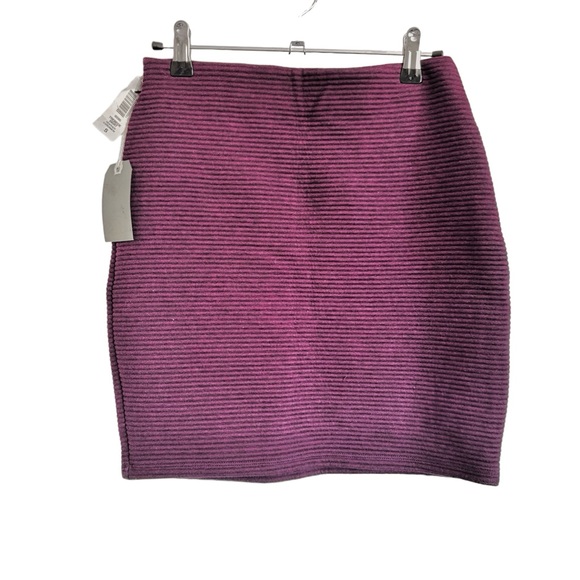 Wilfred Dresses & Skirts - NWT ARITZIA WILFRED FREE Trebeck Mini Skirt Burgundy Ribbed Size Small